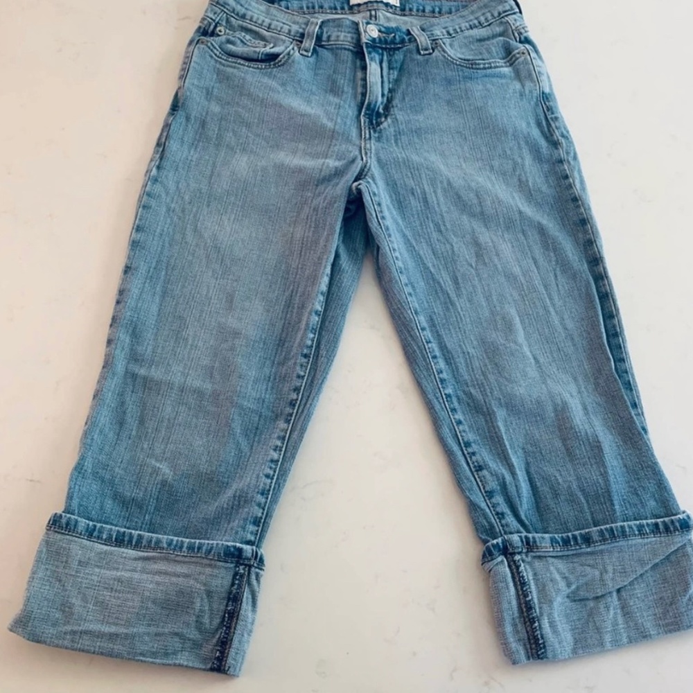 Levi's light blue denim cuffed cropped capri 515 jeans